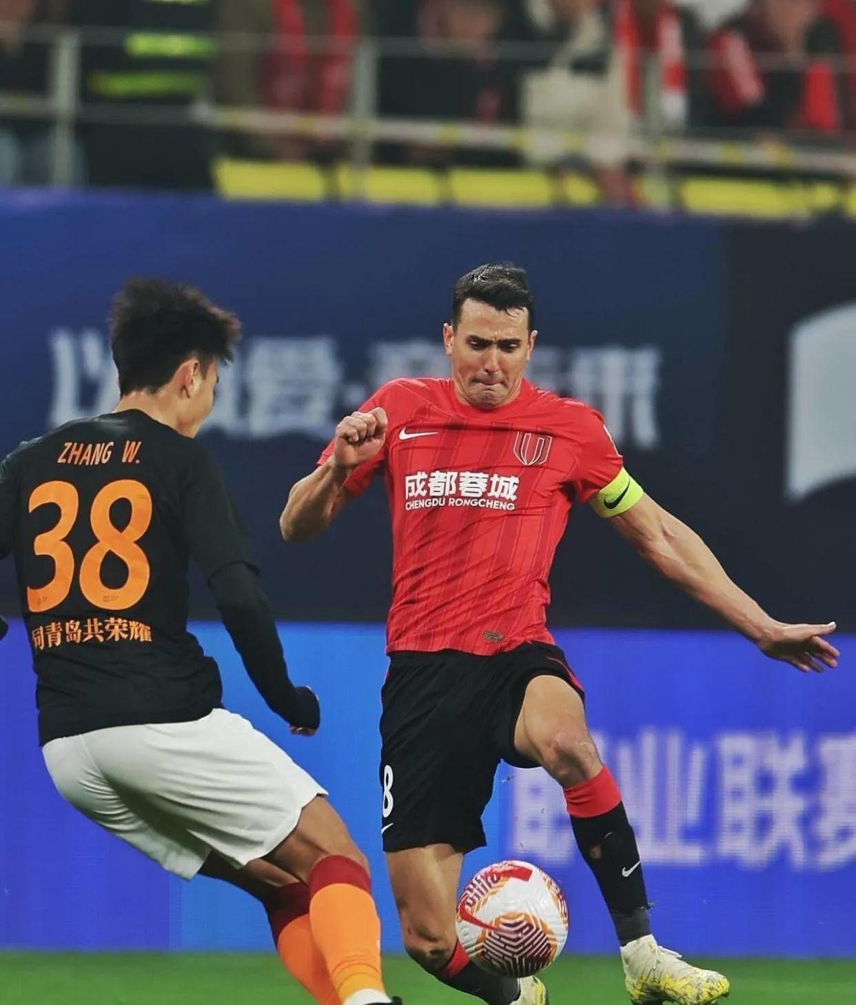 包含费耶诺德迎中超关键赛；加时末段官宣签约；球迷炸锅；身体对抗强度拉满的词条