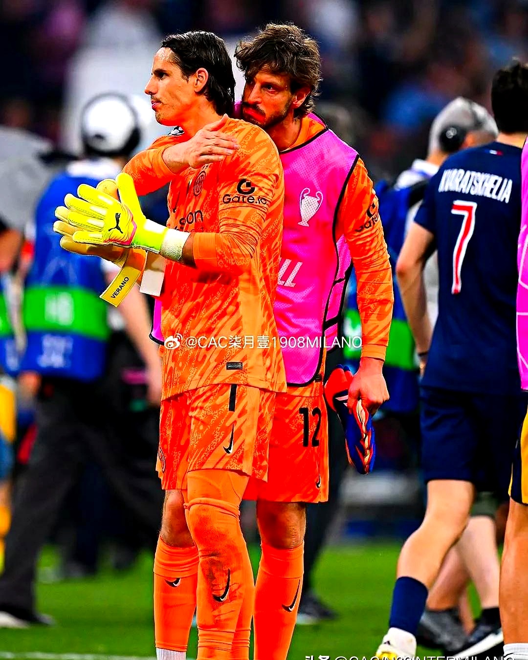 包含费耶诺德迎中超关键赛；加时末段官宣签约；球迷炸锅；身体对抗强度拉满的词条